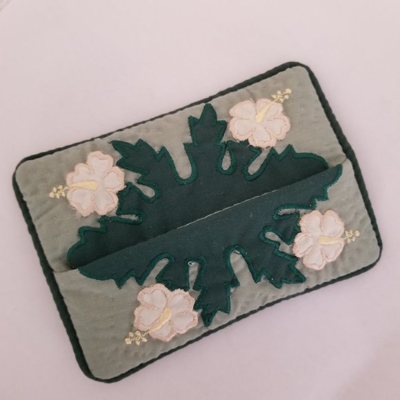 Quilted Tissue Holder - Hawaiian Quilt - Flower - Picture 1 of 3